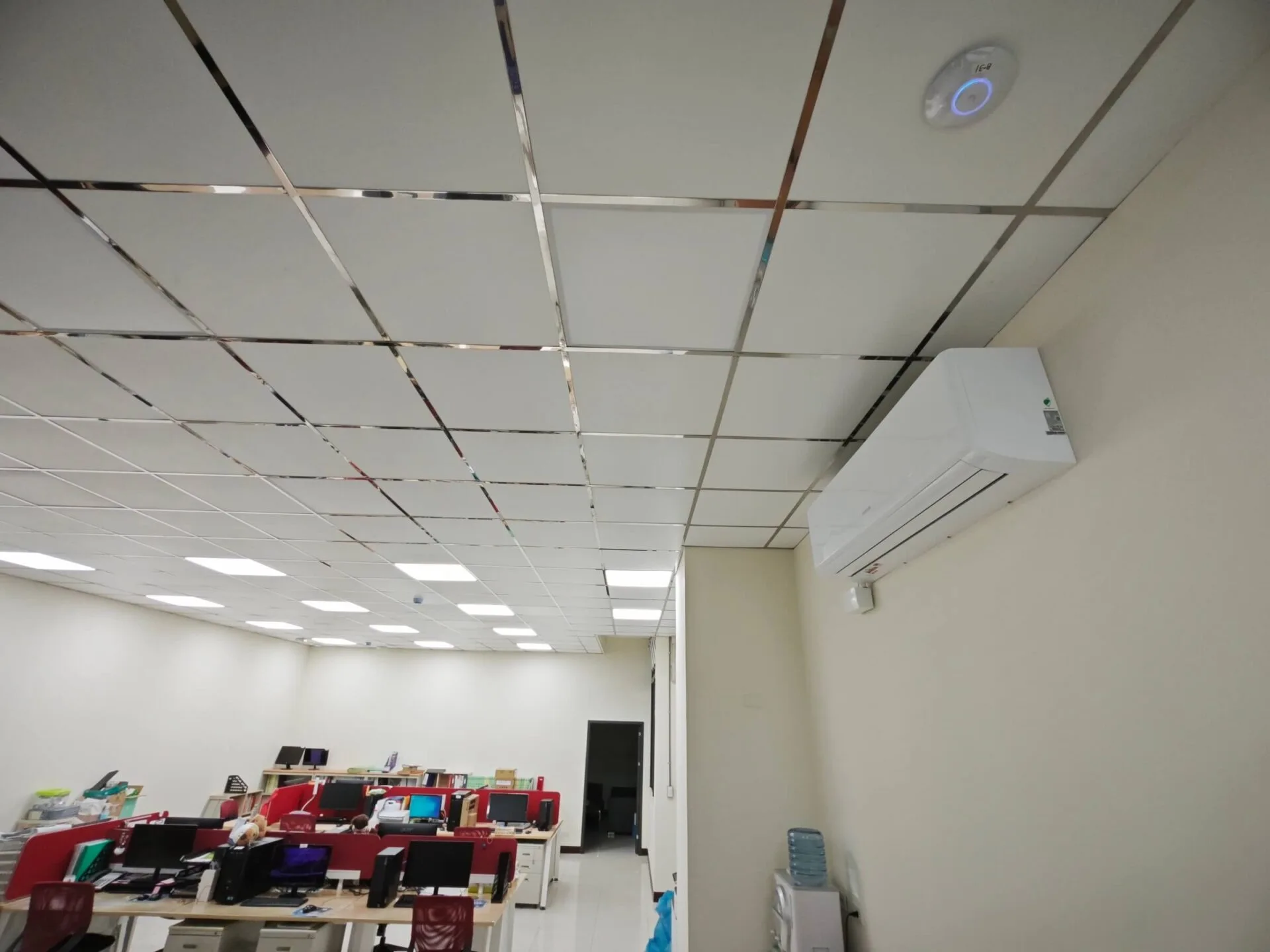 工廠網路案例:沅益食品-辦公室網路AP在天花版上