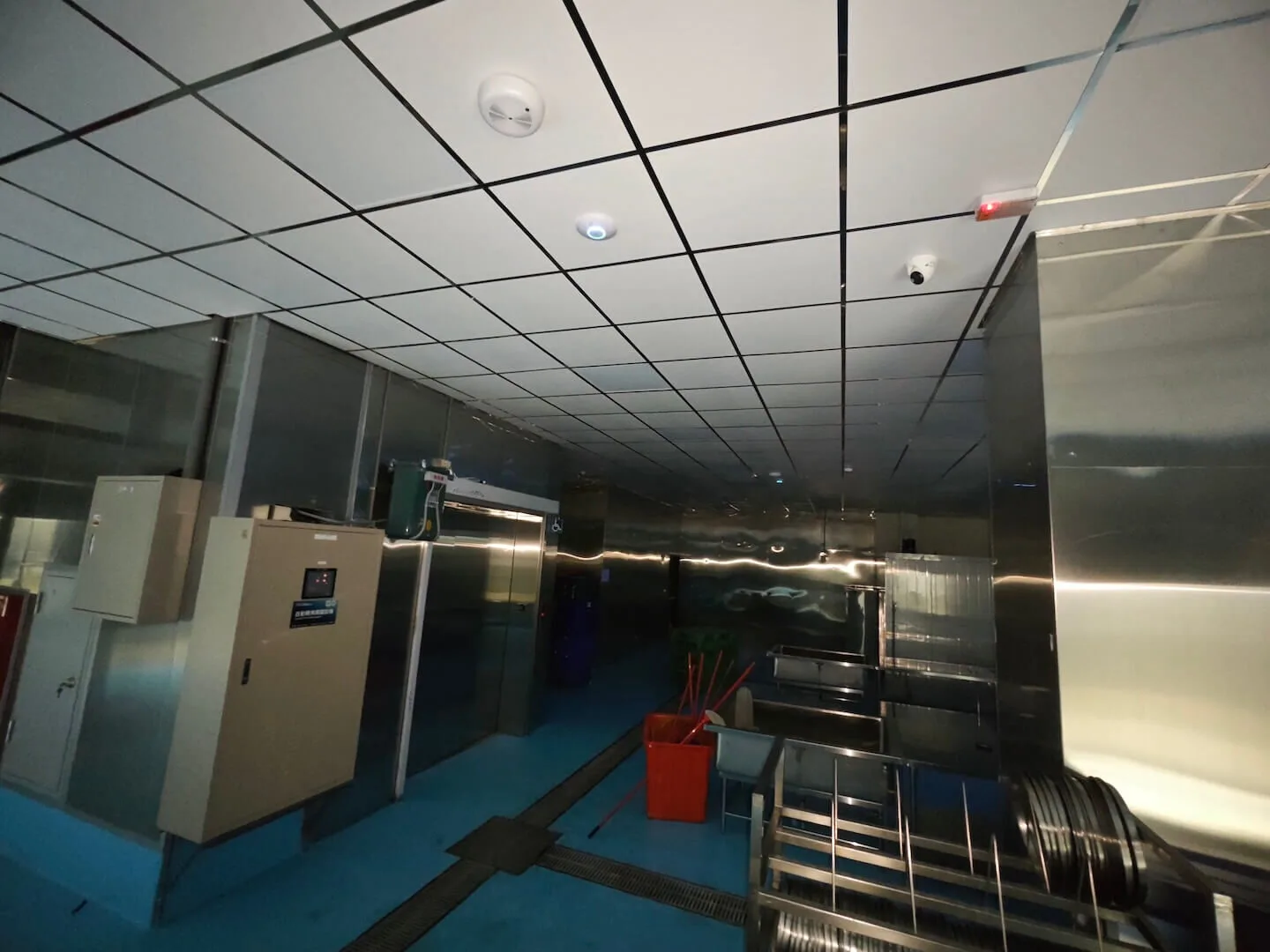 工廠網路案例:沅益食品-廠房生產線出入口,UniFi AP安裝在天花板