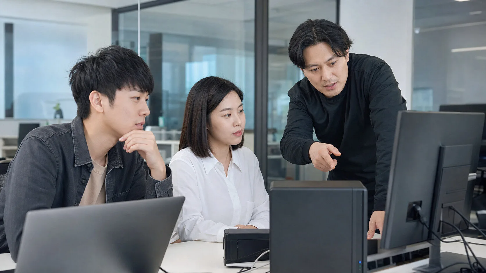 工程師以筆電進行 NAS 資料移轉設定