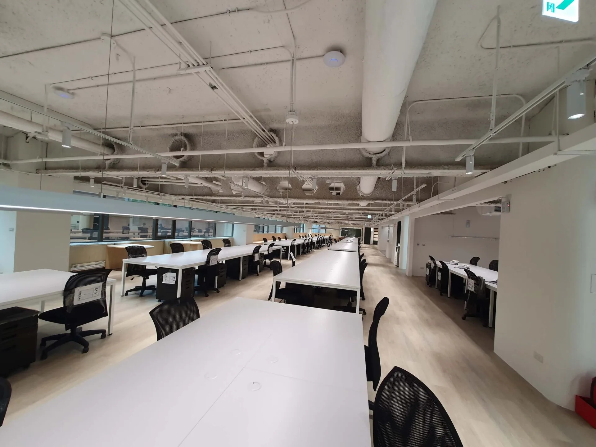 linego3-全新辦公室從毛胚狀態施工就開始網路建置,上方天花板裝置2台UniFi AP