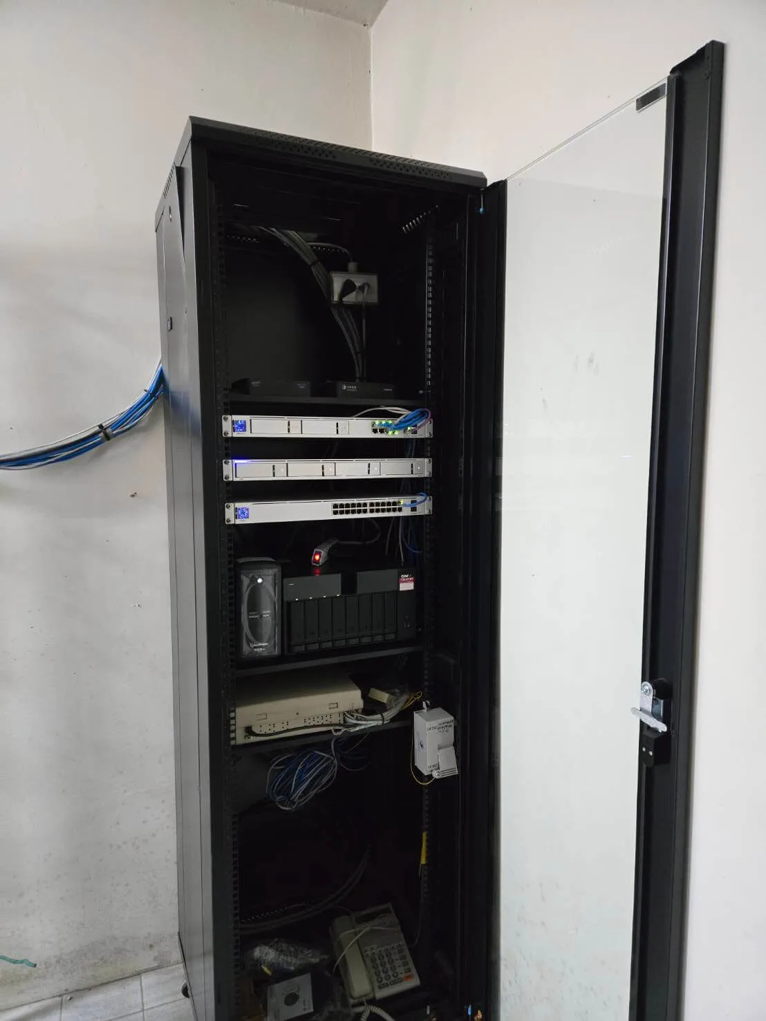 工廠網路案例:沅益食品-施工完成後的網路設備機櫃