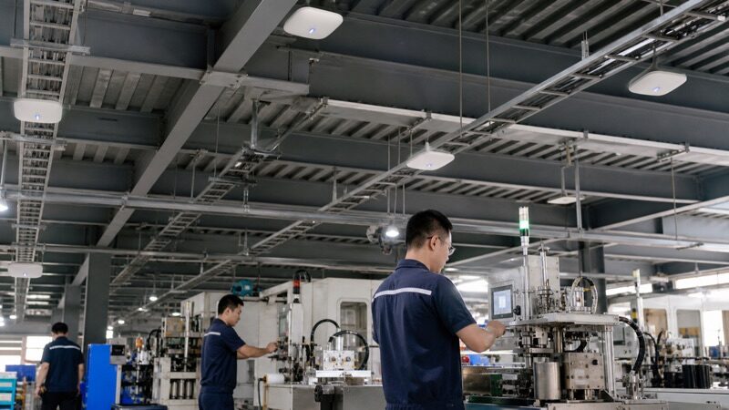 工廠 Wi-Fi 實景：產線機台旁工業級 AP 佈建，金屬環境訊號覆蓋｜蓋斯克科技