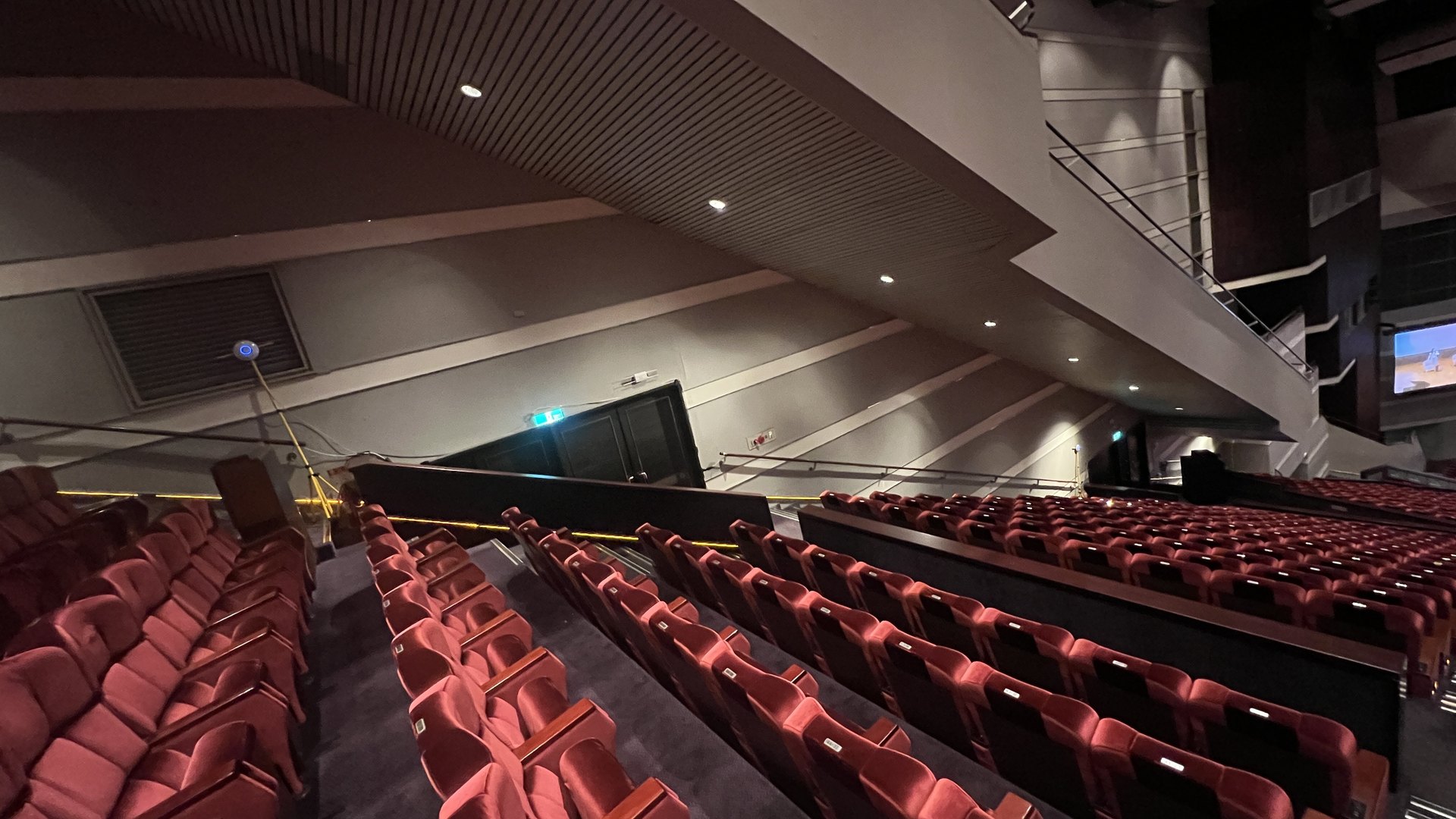 大會堂座位區側邊以三腳架架設的 U7 Pro|蓋斯克科技