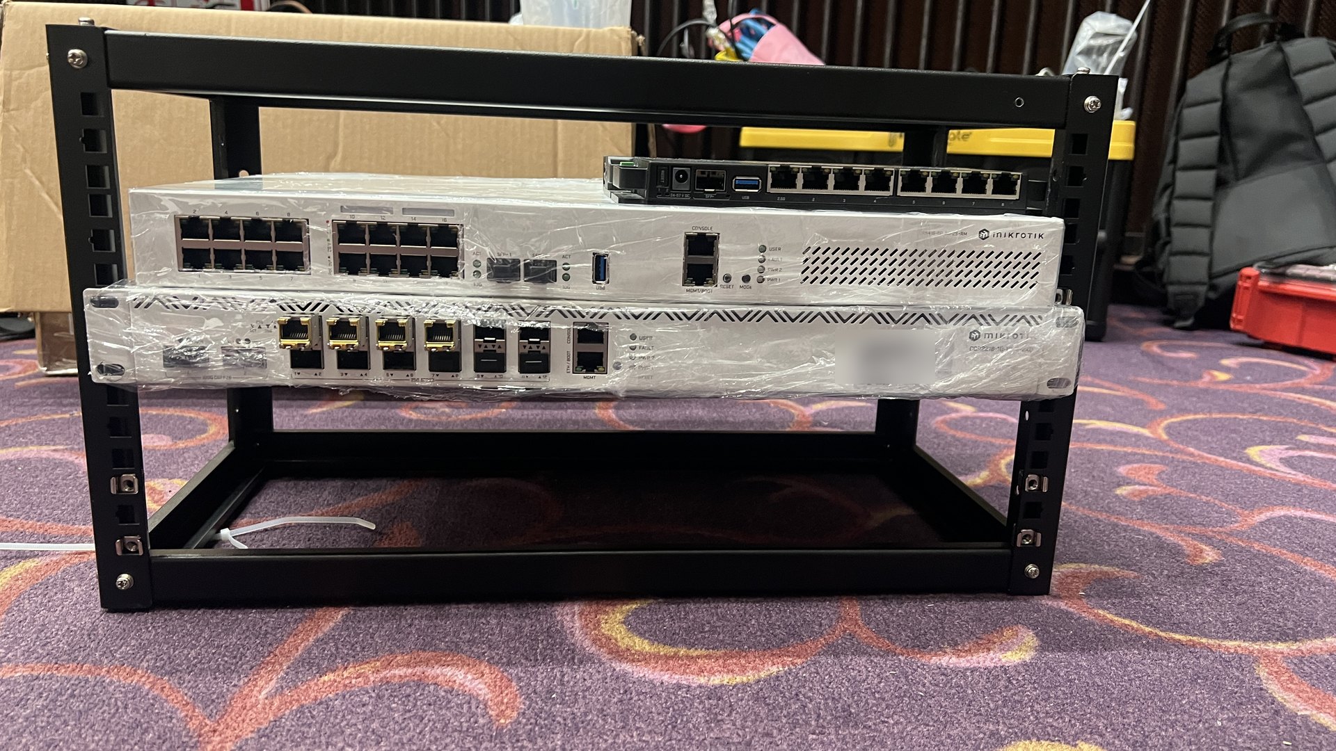 活動當天裝入機架的 MikroTik 核心路由設備|蓋斯克科技