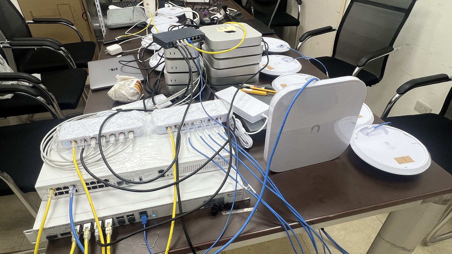 活動前一天在辦公室預先設定核心路由、交換器與 AP|蓋斯克科技